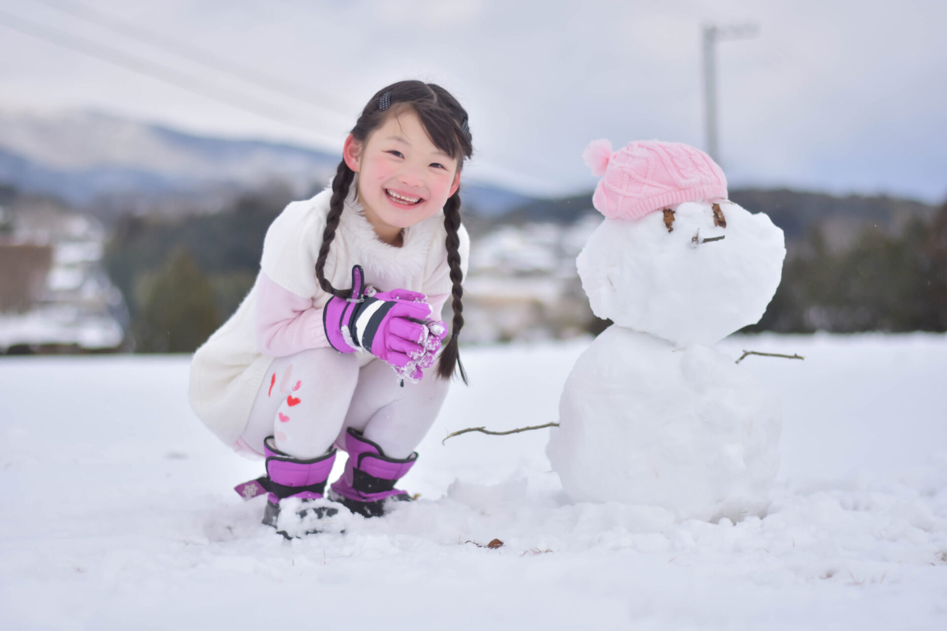 子供と雪だるま
