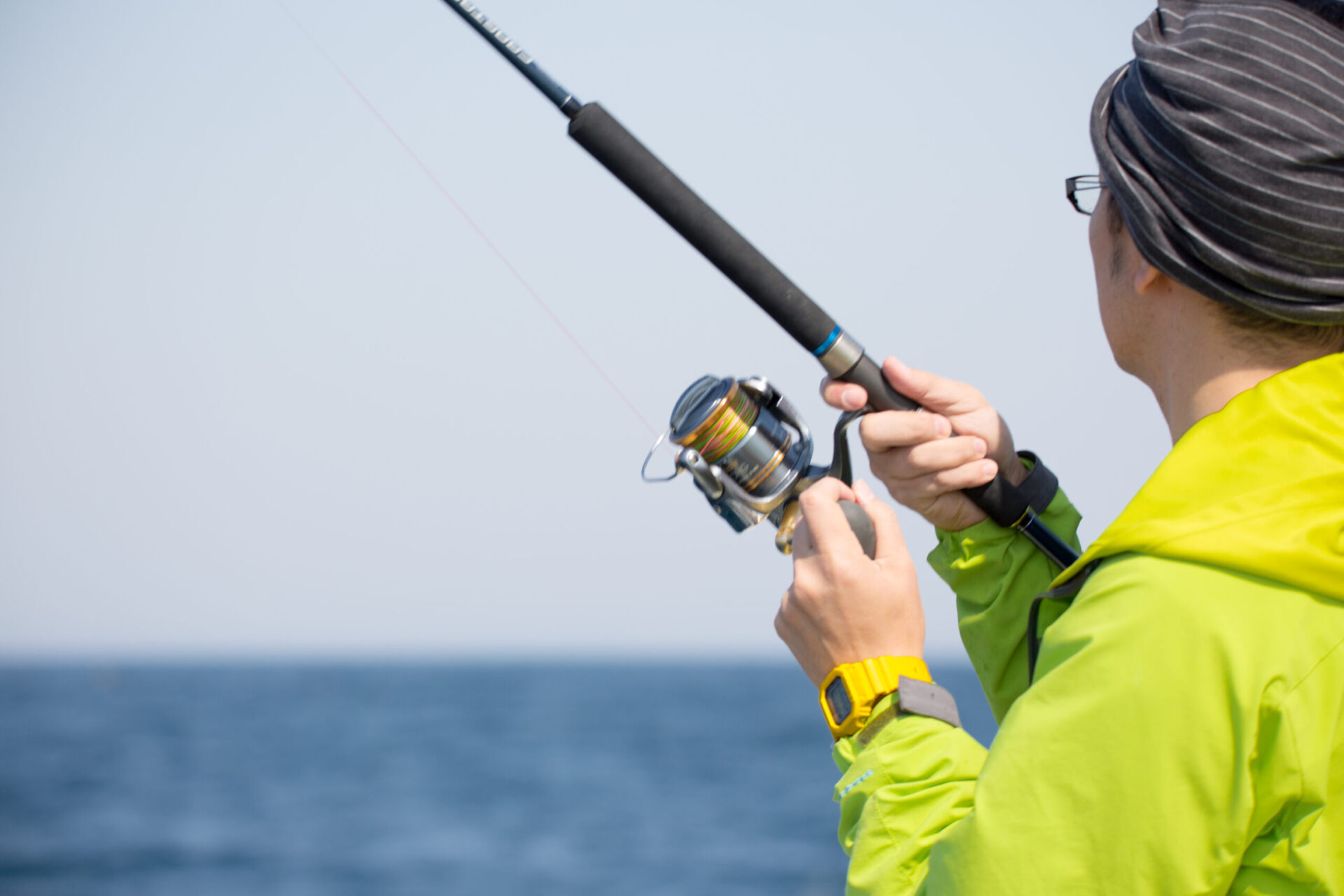 冬の釣りを楽しむ男性