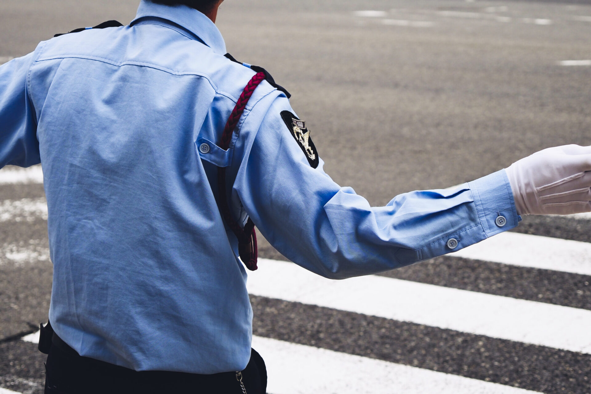 道路に立つ警備員