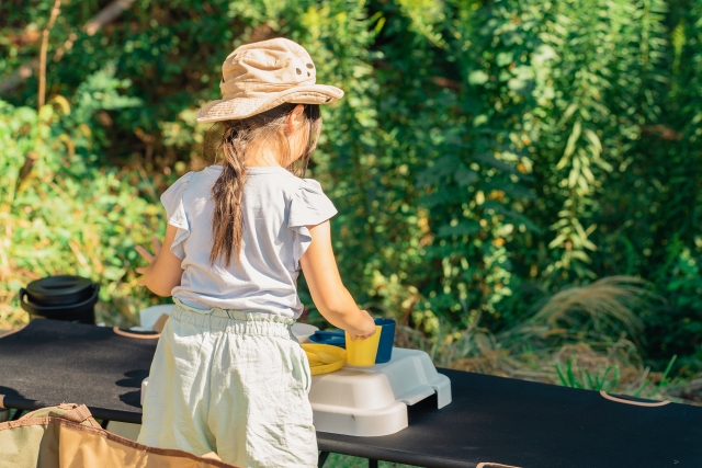 夏に暑さ対策をして外遊びする子ども