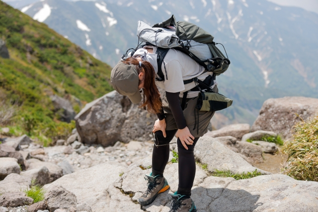 暑い夏に登山をしている人