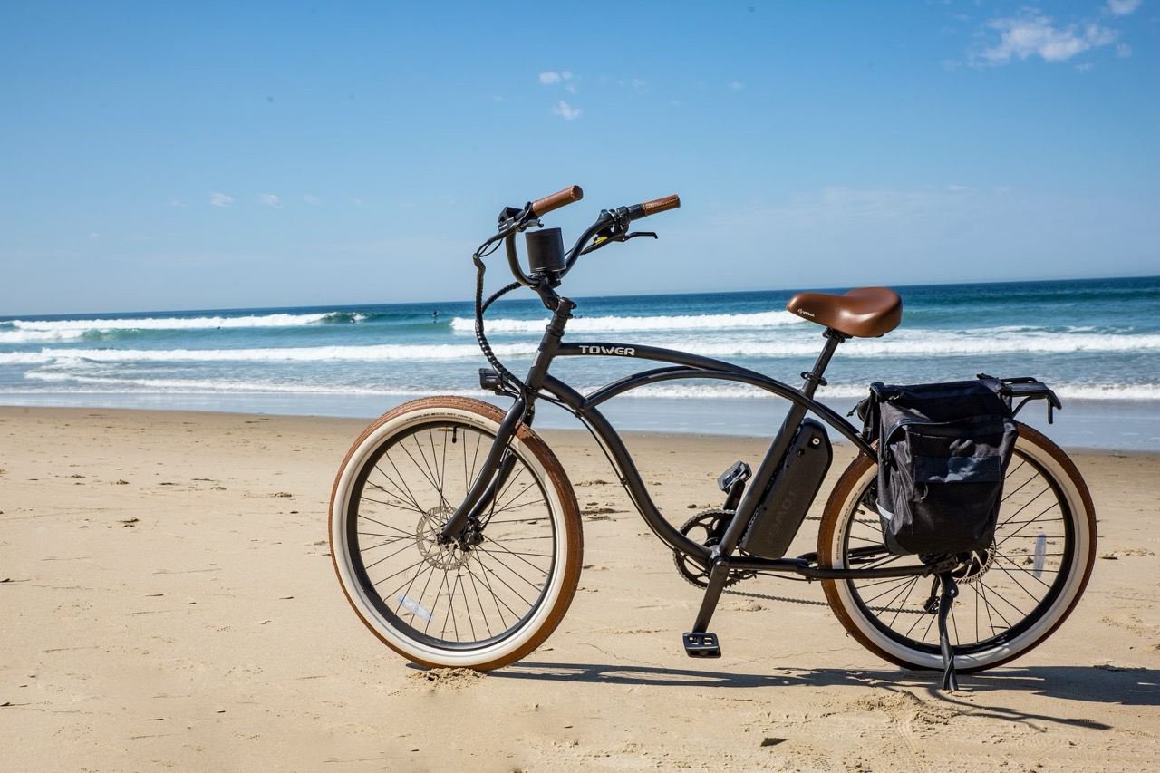 夏の海辺の自転車