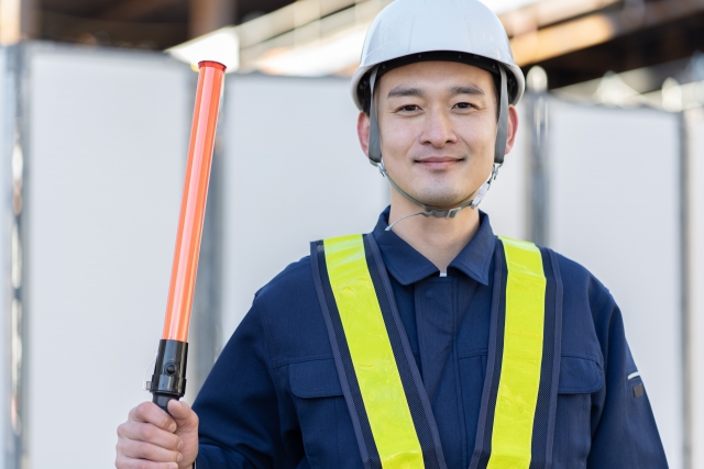 交通誘導をする男性