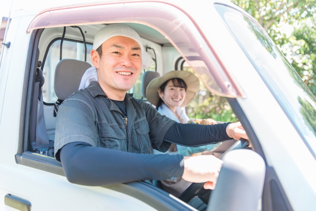 作業服で運転する男性