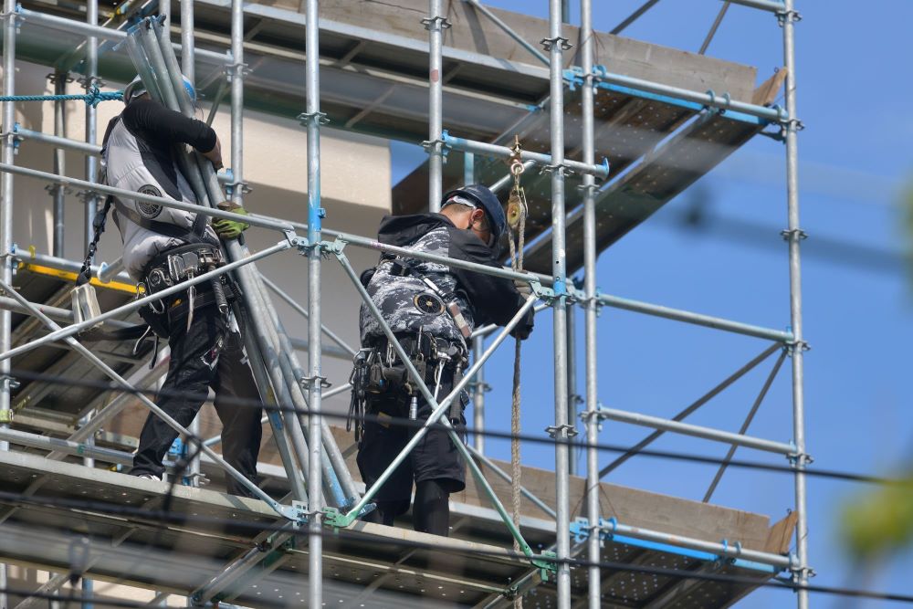 空調服を着て現場作業をしている人